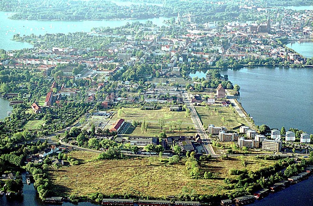 Luftaufnahme Schwerin / Mecklenburg Vorpommern - Schwerin / Mecklenburg Vorpommern Stadtansicht von Schwerin mit Blick auf das Zentrum von Nord nach Süd mit der Schweriner See und Schloßinsel in Schwerin / Mecklenburg Vorpommern 06