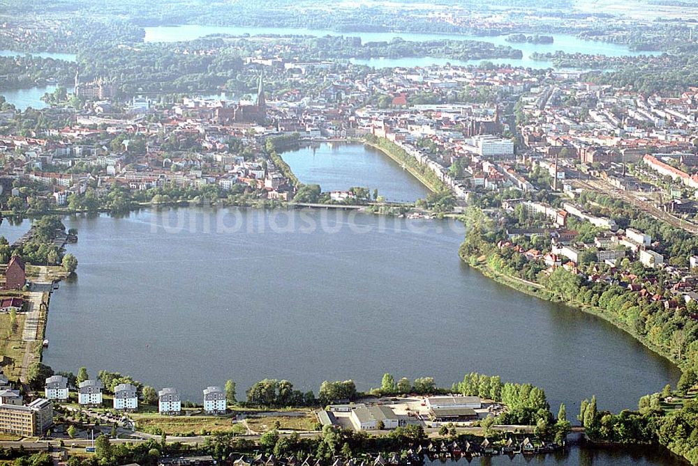 Schwerin / Mecklenburg Vorpommern von oben - Schwerin / Mecklenburg Vorpommern Stadtansicht von Schwerin mit Blick auf das Zentrum von Nord nach Süd mit der Schweriner See und Schloßinsel in Schwerin / Mecklenburg Vorpommern 06