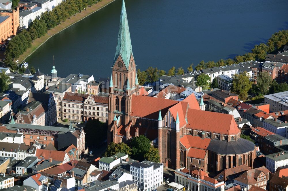 Schwerin aus der Vogelperspektive: Schweriner Dom St Marien und St Johannis in der Altstadt von Schwerin in Mecklenburg-Vorpommern