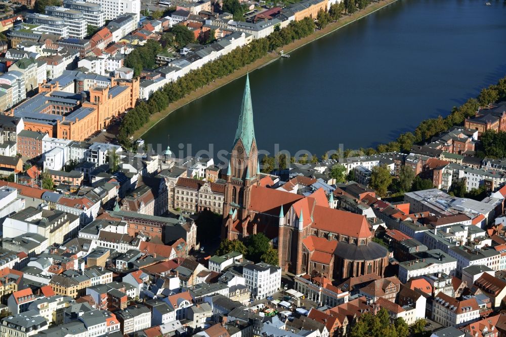 Luftbild Schwerin - Schweriner Dom St Marien und St Johannis in der Altstadt von Schwerin in Mecklenburg-Vorpommern