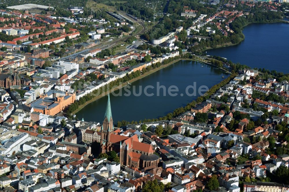 Luftaufnahme Schwerin - Schweriner Dom St Marien und St Johannis in der Altstadt von Schwerin in Mecklenburg-Vorpommern