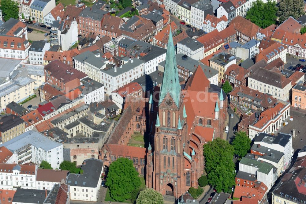 Schwerin aus der Vogelperspektive: Schweriner Dom St Marien und St Johannis in der Altstadt von Schwerin in Mecklenburg-Vorpommern