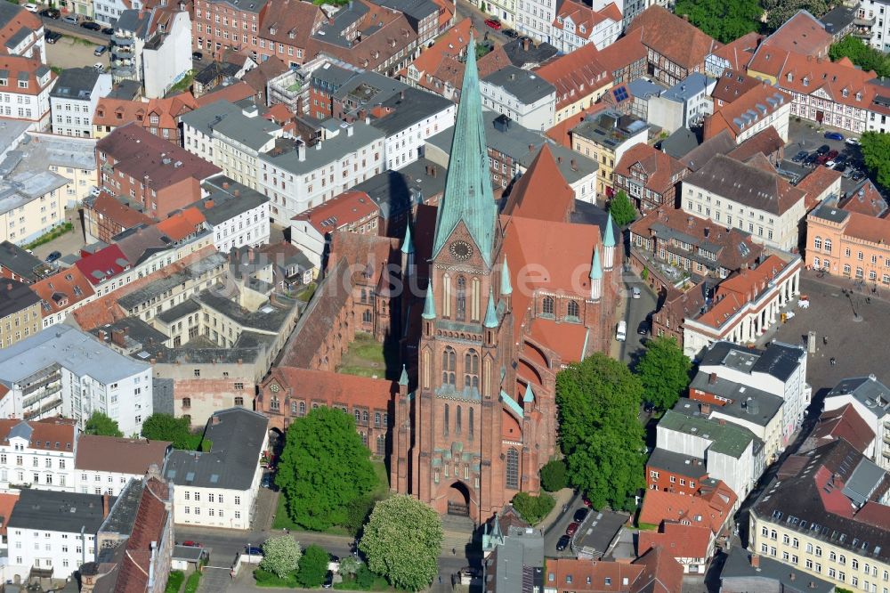 Luftaufnahme Schwerin - Schweriner Dom St Marien und St Johannis in der Altstadt von Schwerin in Mecklenburg-Vorpommern