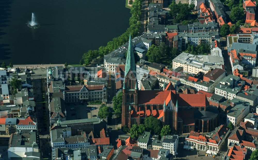 Schwerin von oben - Schweriner Dom im Bundesland Mecklenburg-Vorpommern