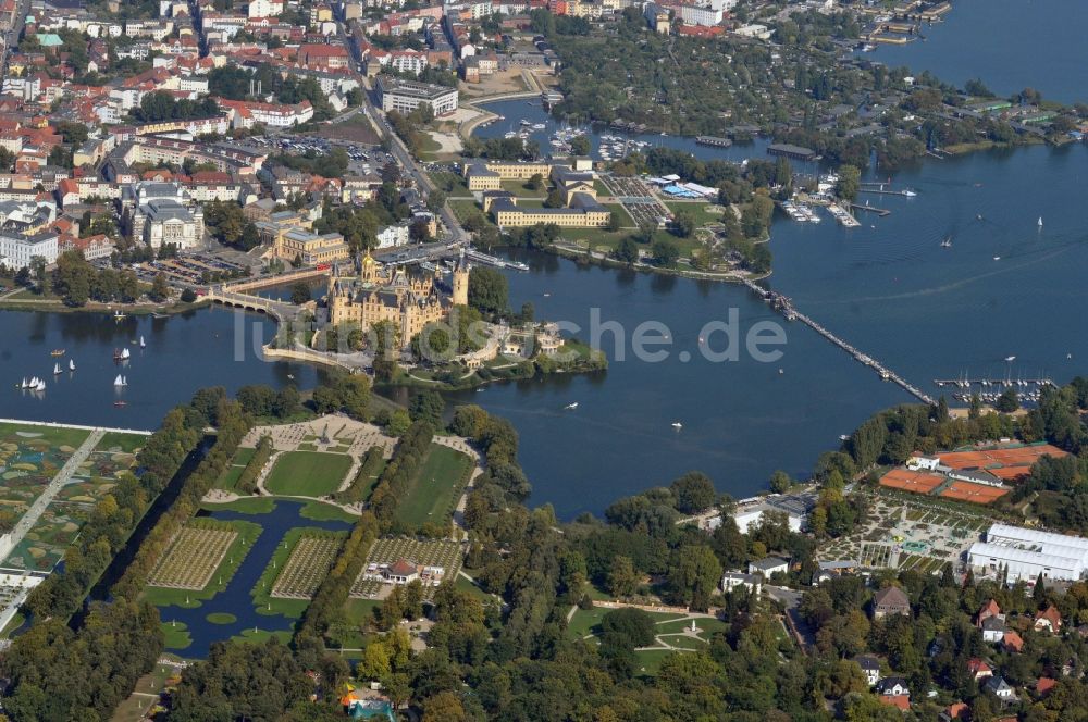 Luftaufnahme Schwerin - Schweriner Schloß in der Landeshauptstadt von Mecklenburg-Vorpommern