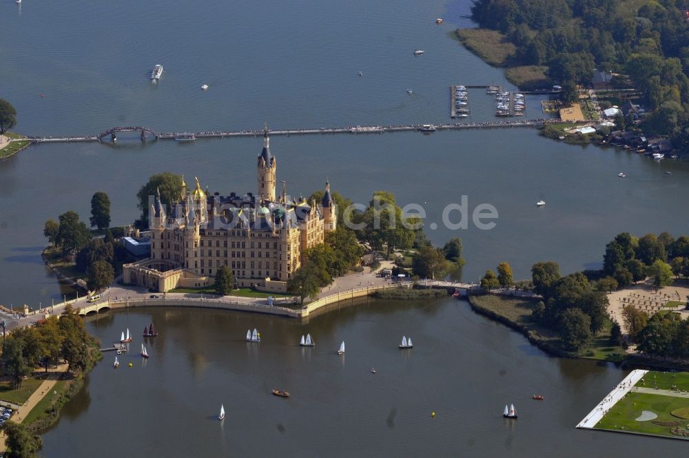 Schwerin von oben - Schweriner Schloß in der Landeshauptstadt von Mecklenburg-Vorpommern