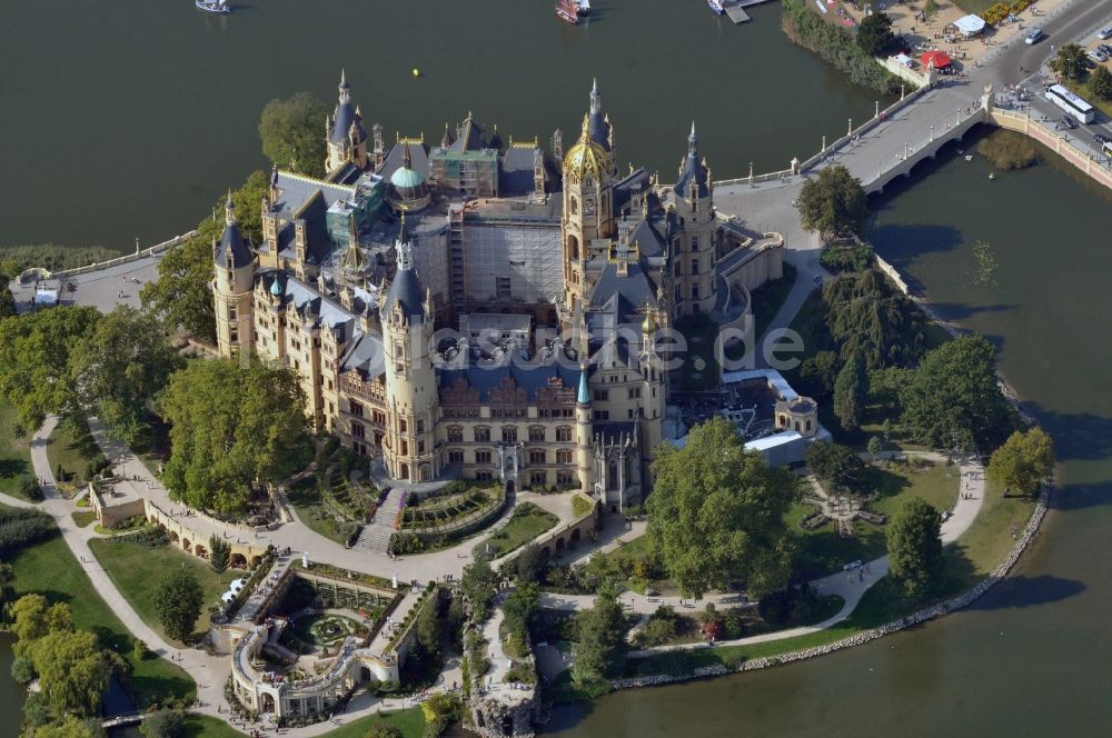 Schwerin aus der Vogelperspektive: Schweriner Schloß in der Landeshauptstadt von Mecklenburg-Vorpommern