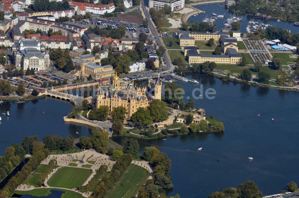 Schwerin aus der Vogelperspektive: Schweriner Schloß in der Landeshauptstadt von Mecklenburg-Vorpommern