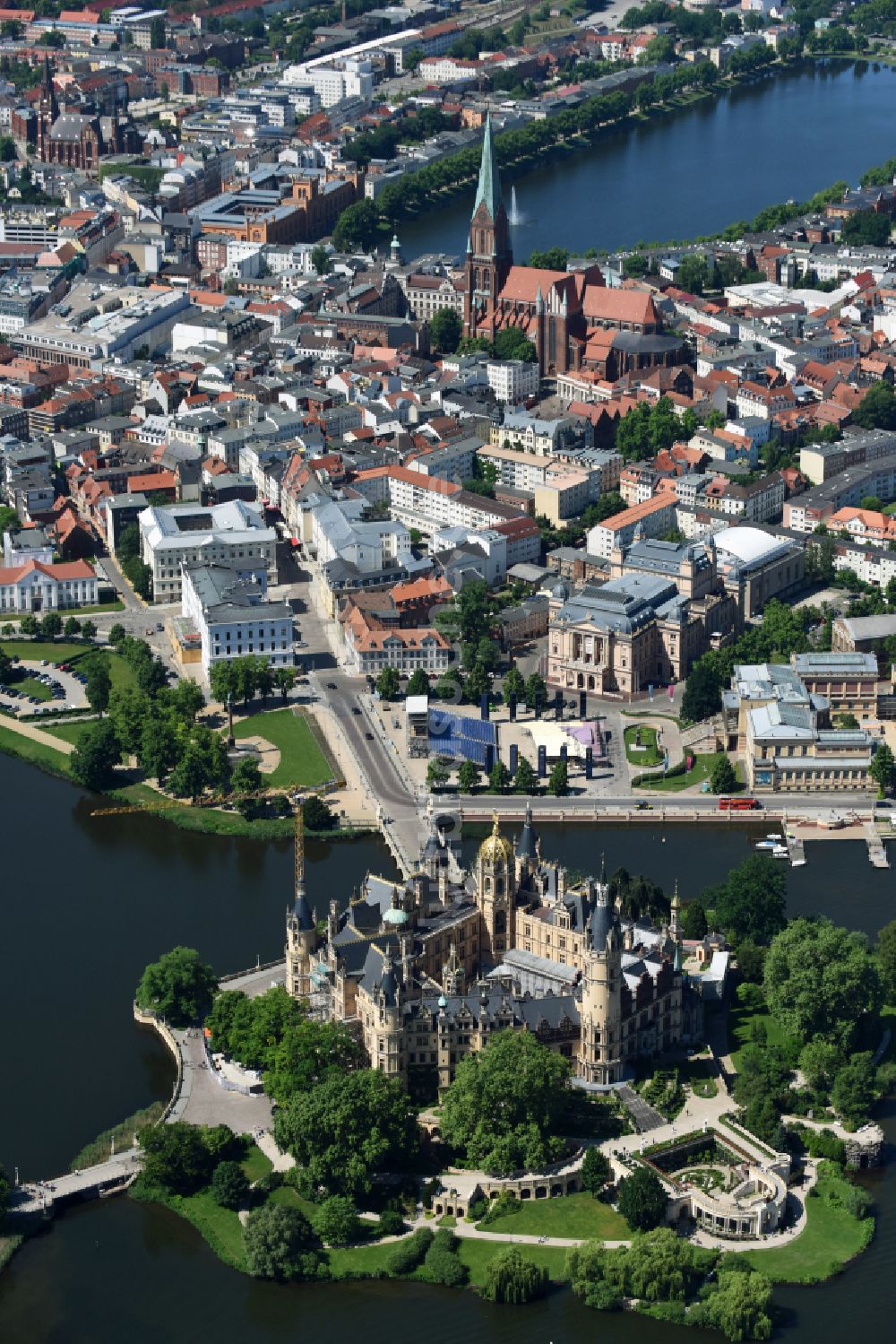 Luftaufnahme Schwerin - Schweriner Schloß und Landtag in der Landeshauptstadt von Mecklenburg-Vorpommern