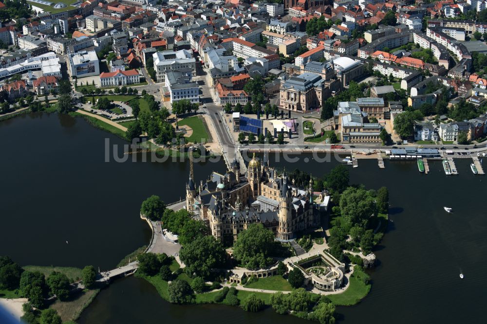 Schwerin von oben - Schweriner Schloß und Landtag in der Landeshauptstadt von Mecklenburg-Vorpommern