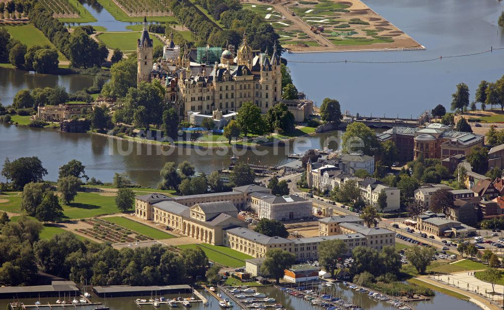 Schwerin aus der Vogelperspektive: Schweriner Schloss und Marstall