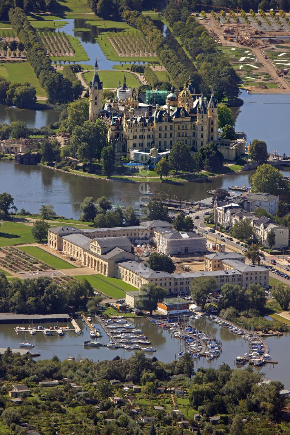 Luftbild Schwerin - Schweriner Schloss und Marstall