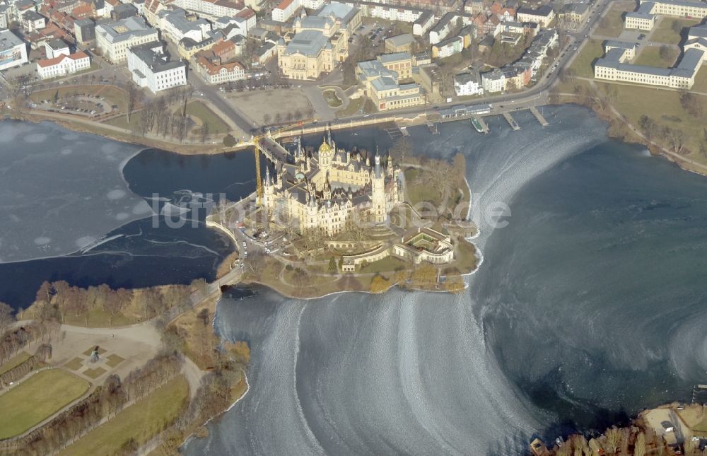 Luftaufnahme Schwerin - Schweriner Schloss im Bundesland Mecklenburg-Vorpommern im gefrorenem Schweriner See