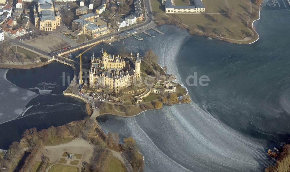 Schwerin von oben - Schweriner Schloss im Bundesland Mecklenburg-Vorpommern im gefrorenem Schweriner See