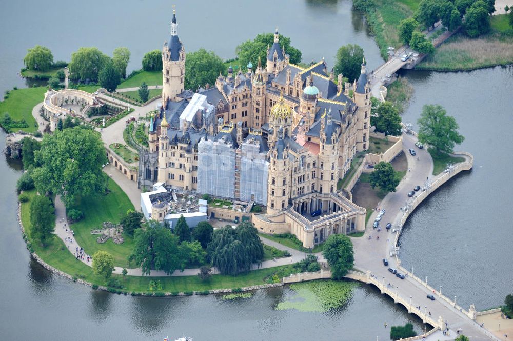 Luftbild Schwerin - Schweriner Schloss auf der Schlossinsel im Stadtzentrum von Schwerin