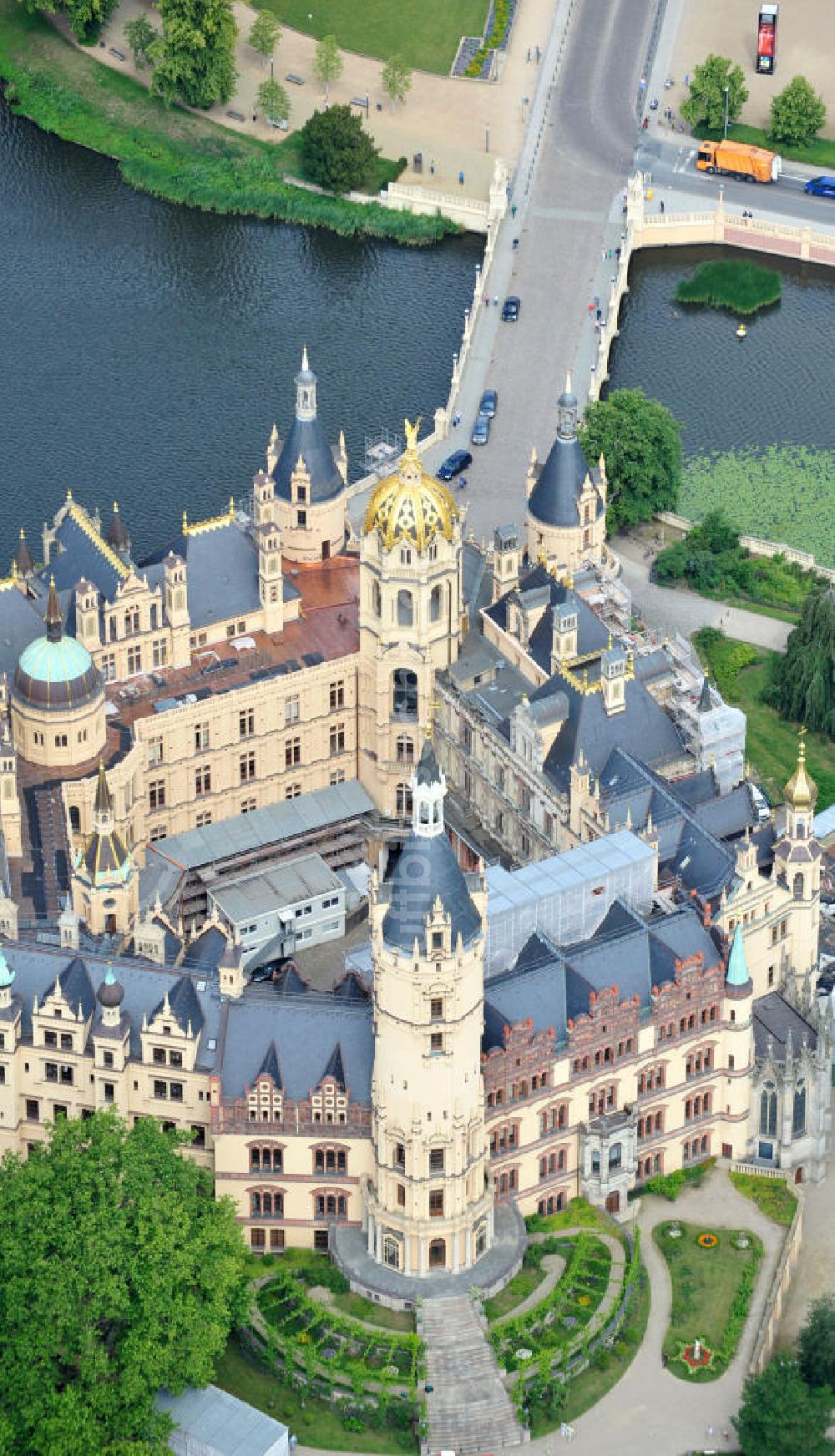 Luftbild Schwerin - Schweriner Schloss auf der Schlossinsel im Stadtzentrum von Schwerin