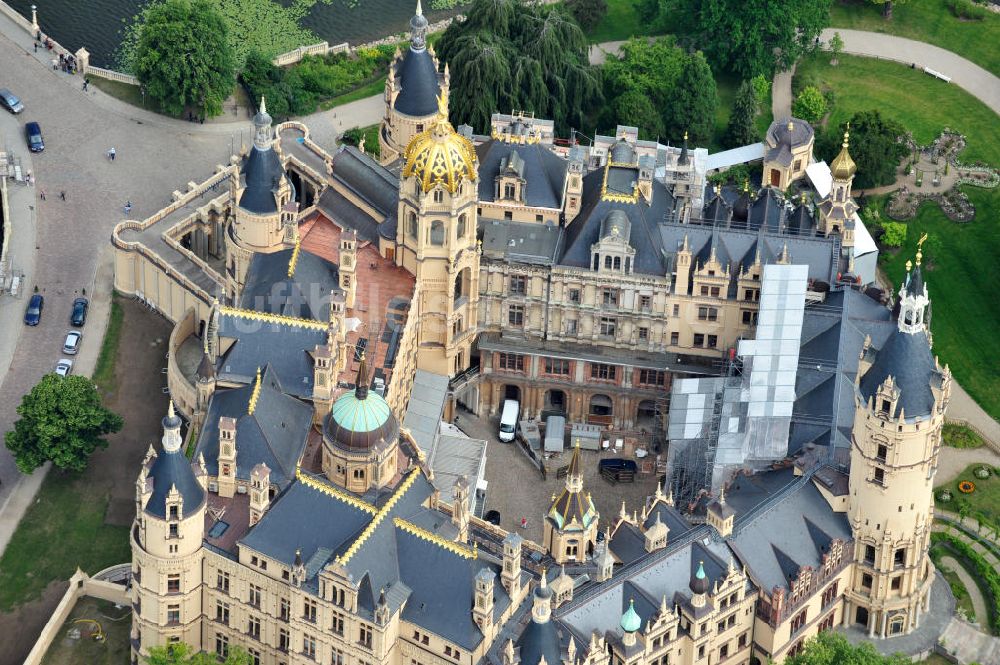 Schwerin von oben - Schweriner Schloss auf der Schlossinsel im Stadtzentrum von Schwerin