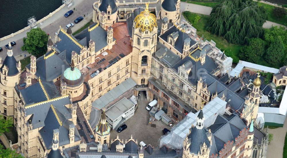 Schwerin aus der Vogelperspektive: Schweriner Schloss auf der Schlossinsel im Stadtzentrum von Schwerin