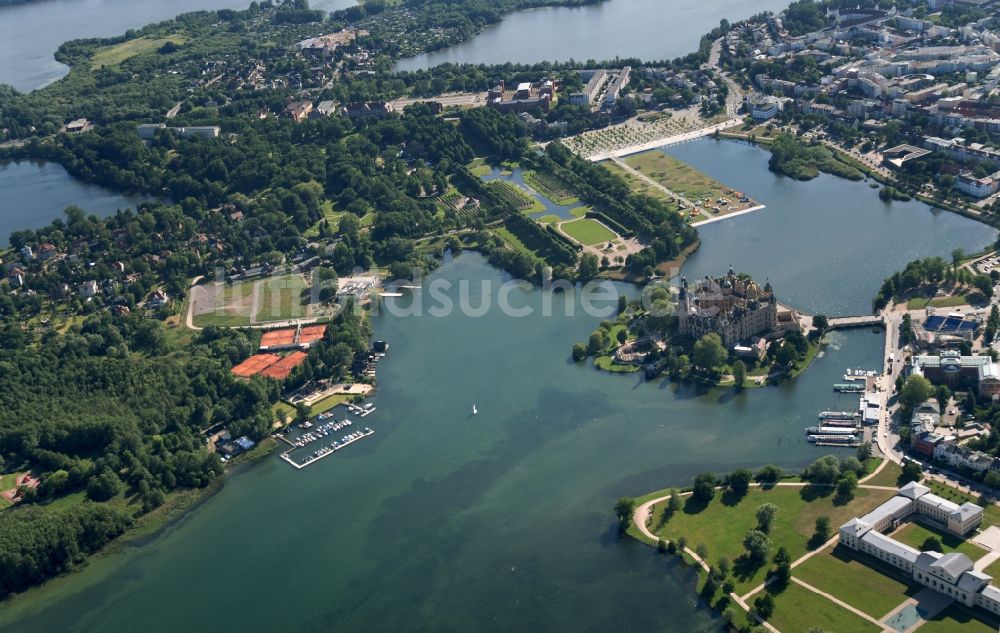 Schwerin aus der Vogelperspektive: Schweriner Schloß , Sitz des Landtages in der Landeshauptstadt von Mecklenburg-Vorpommern