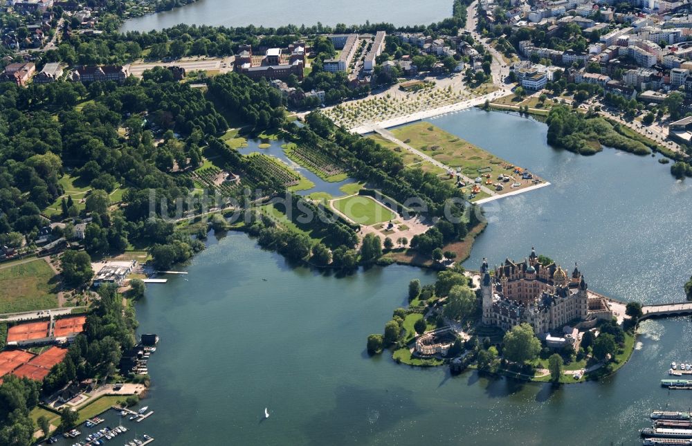 Luftbild Schwerin - Schweriner Schloß , Sitz des Landtages in der Landeshauptstadt von Mecklenburg-Vorpommern