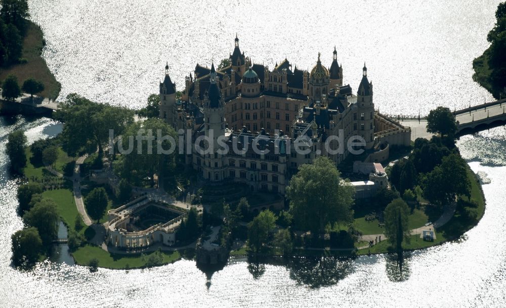 Luftaufnahme Schwerin - Schweriner Schloß , Sitz des Landtages in der Landeshauptstadt von Mecklenburg-Vorpommern