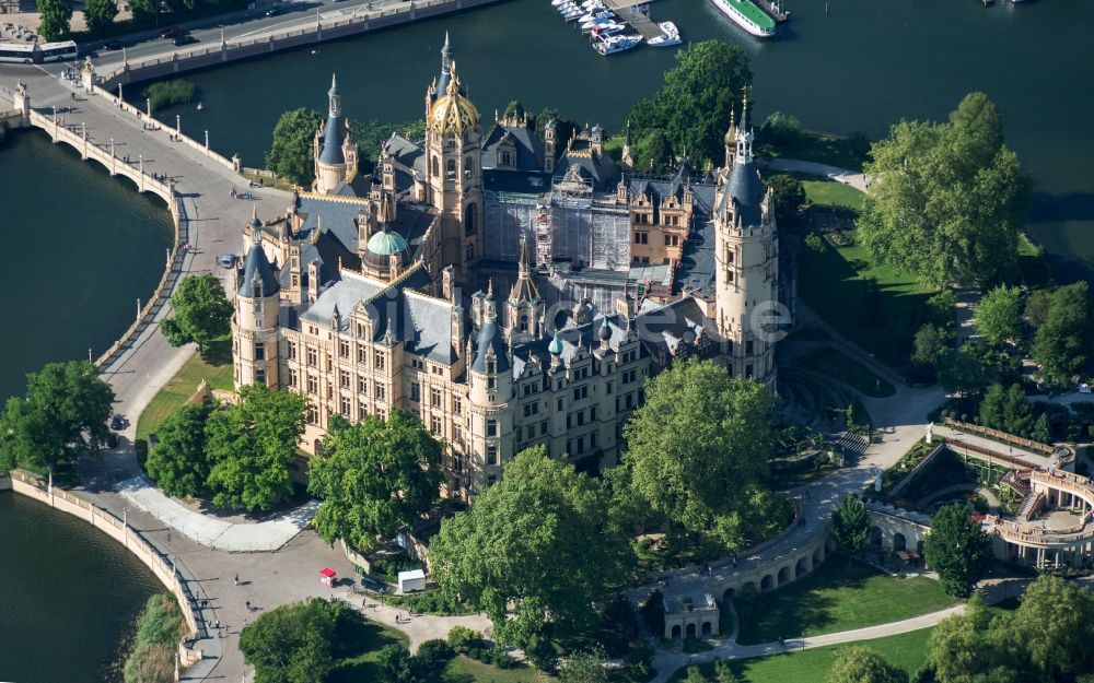 Schwerin von oben - Schweriner Schloß , Sitz des Landtages in der Landeshauptstadt von Mecklenburg-Vorpommern