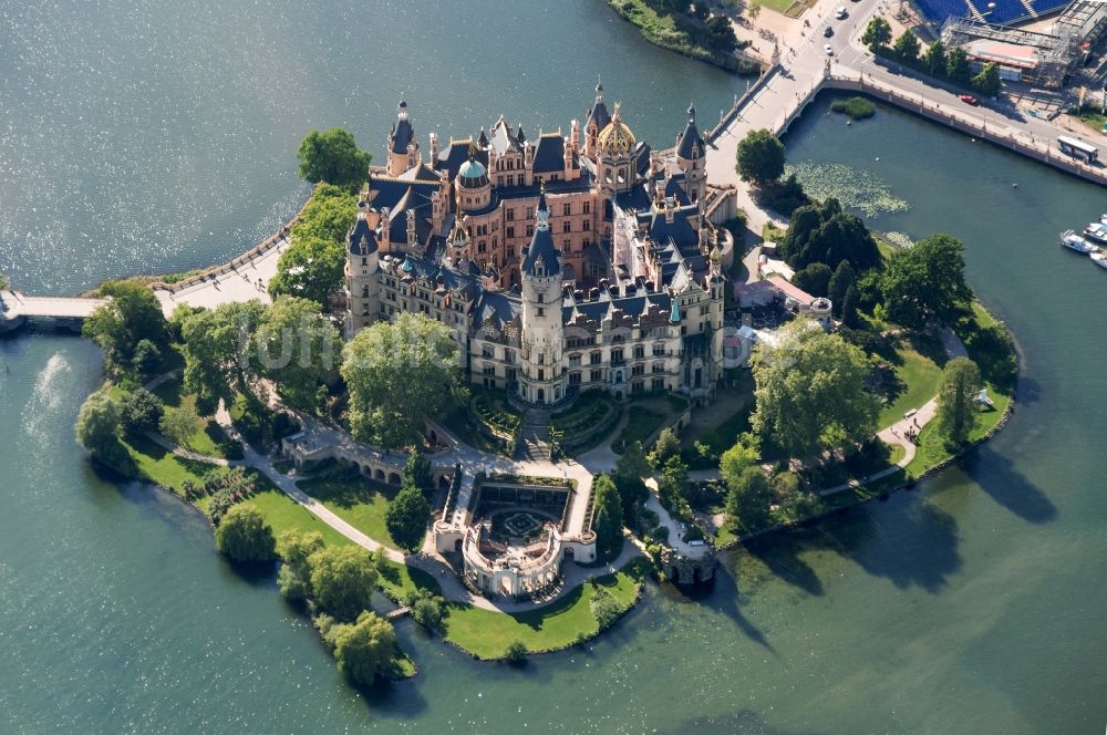 Schwerin von oben - Schweriner Schloß , Sitz des Landtages in der Landeshauptstadt von Mecklenburg-Vorpommern