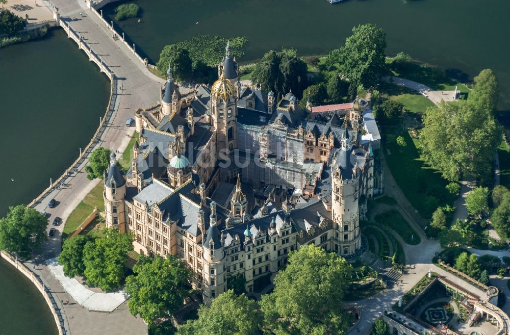 Schwerin aus der Vogelperspektive: Schweriner Schloß , Sitz des Landtages in der Landeshauptstadt von Mecklenburg-Vorpommern