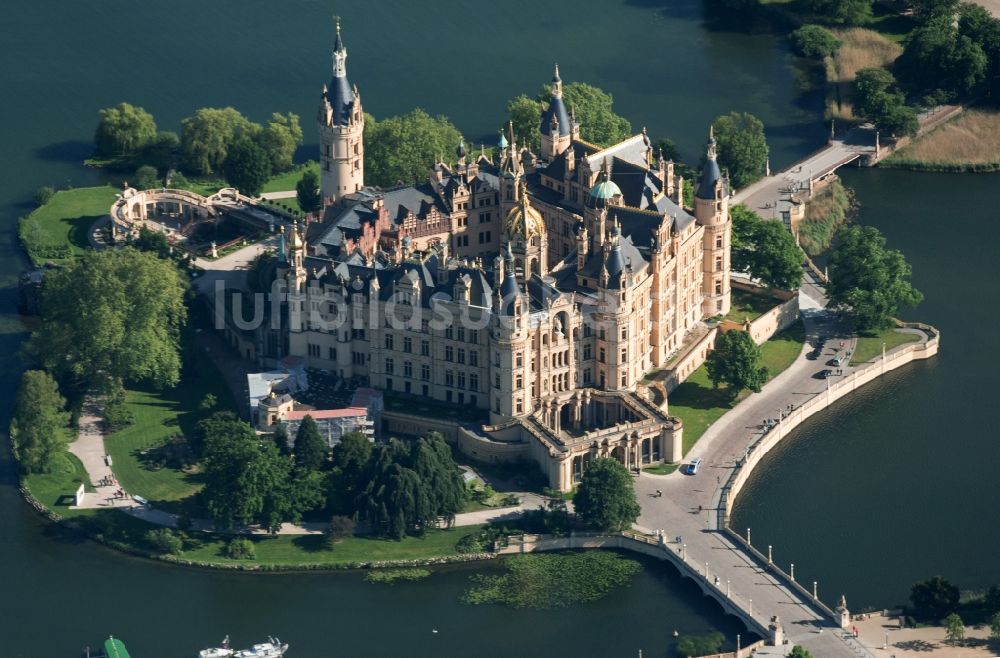 Luftaufnahme Schwerin - Schweriner Schloß , Sitz des Landtages in der Landeshauptstadt von Mecklenburg-Vorpommern