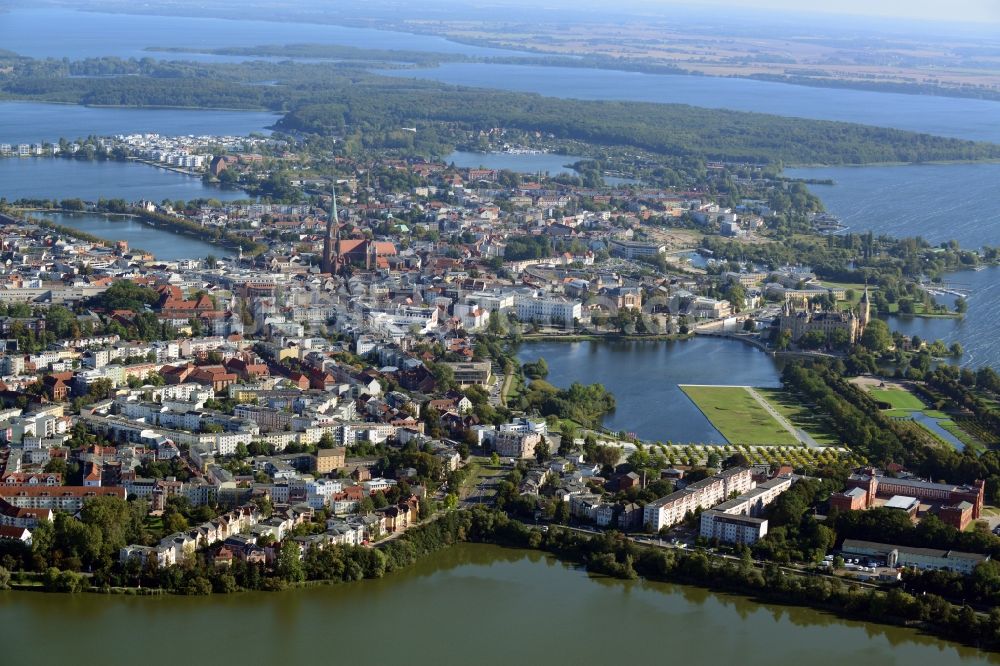 Luftaufnahme Schwerin - Schweriner Schloß , Sitz des Landtages in der Landeshauptstadt von Mecklenburg-Vorpommern