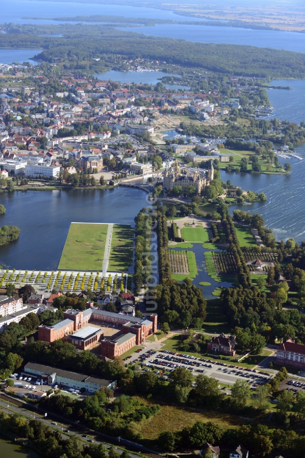 Schwerin aus der Vogelperspektive: Schweriner Schloß , Sitz des Landtages in der Landeshauptstadt von Mecklenburg-Vorpommern