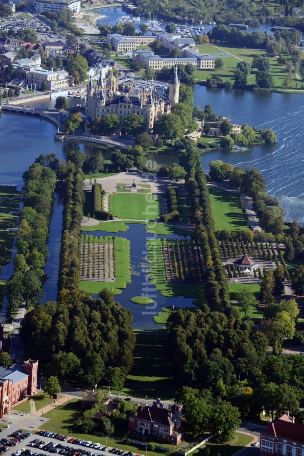 Luftbild Schwerin - Schweriner Schloß , Sitz des Landtages in der Landeshauptstadt von Mecklenburg-Vorpommern