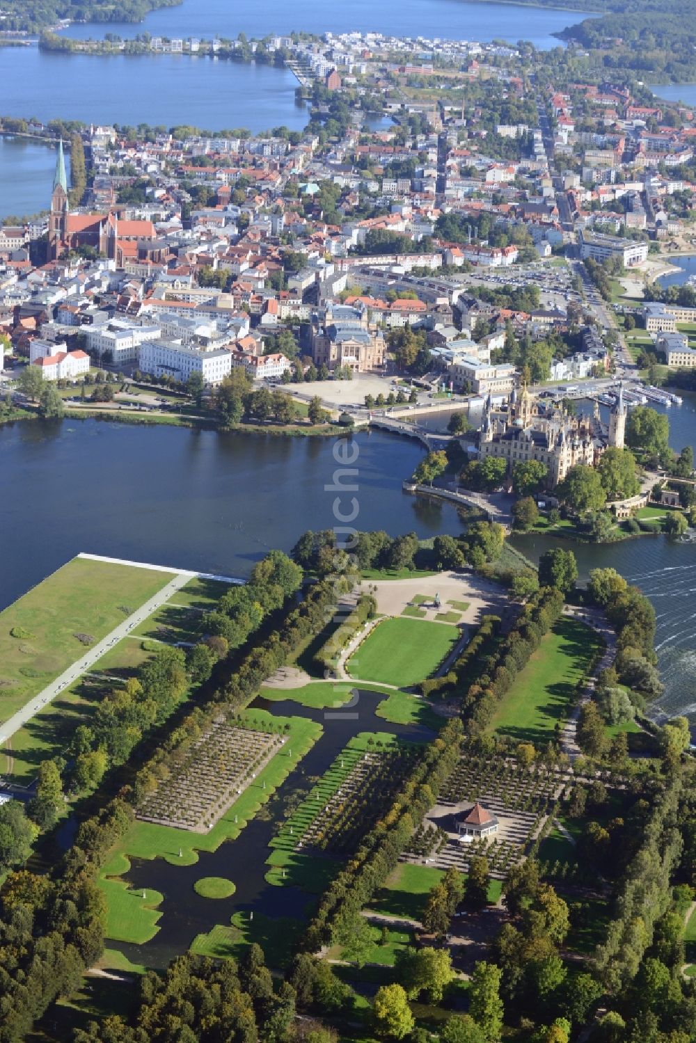 Schwerin von oben - Schweriner Schloß , Sitz des Landtages in der Landeshauptstadt von Mecklenburg-Vorpommern