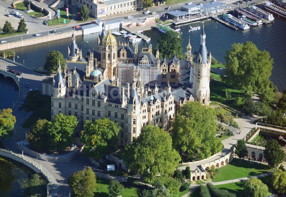 Schwerin aus der Vogelperspektive: Schweriner Schloß , Sitz des Landtages in der Landeshauptstadt von Mecklenburg-Vorpommern