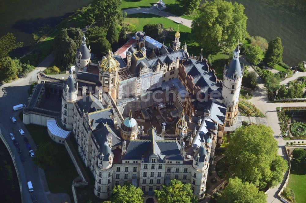 Schwerin von oben - Schweriner Schloß , Sitz des Landtages in der Landeshauptstadt von Mecklenburg-Vorpommern