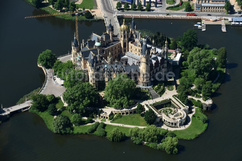 Schwerin aus der Vogelperspektive: Schweriner Schloß , Sitz des Landtages in der Landeshauptstadt von Mecklenburg-Vorpommern