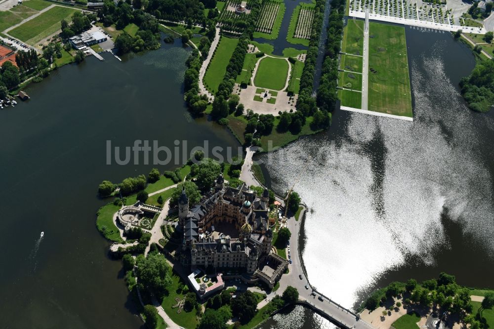 Schwerin von oben - Schweriner Schloß , Sitz des Landtages in der Landeshauptstadt von Mecklenburg-Vorpommern