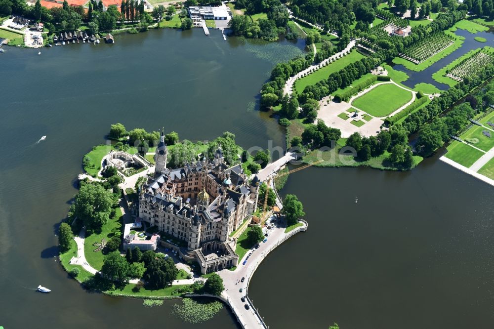 Schwerin von oben - Schweriner Schloß , Sitz des Landtages in der Landeshauptstadt von Mecklenburg-Vorpommern