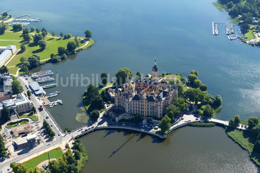 Schwerin aus der Vogelperspektive: Schweriner Schloß , Sitz des Landtages in der Landeshauptstadt von Mecklenburg-Vorpommern