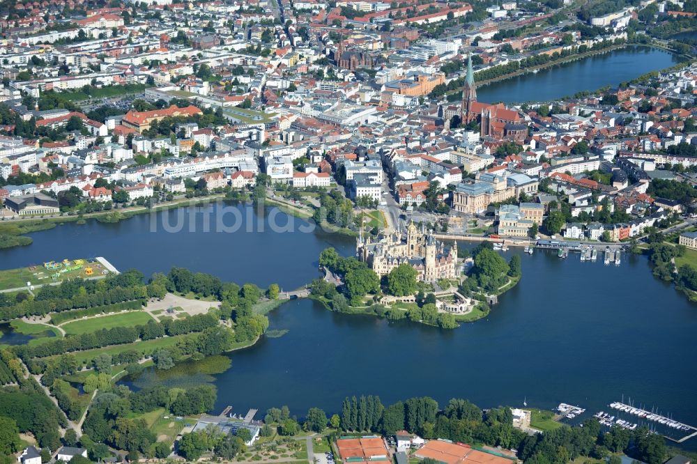 Luftbild Schwerin - Schweriner Schloß , Sitz des Landtages in der Landeshauptstadt von Mecklenburg-Vorpommern