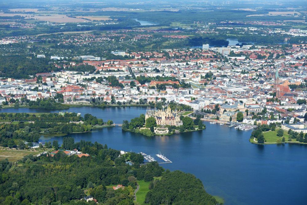 Luftaufnahme Schwerin - Schweriner Schloß , Sitz des Landtages in der Landeshauptstadt von Mecklenburg-Vorpommern