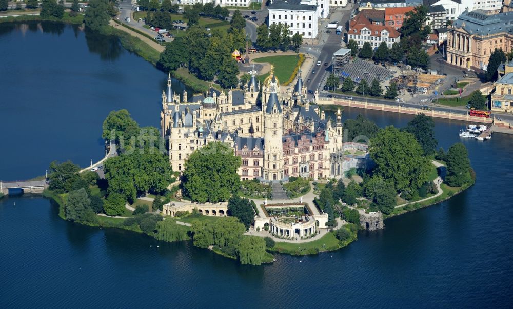 Schwerin von oben - Schweriner Schloß , Sitz des Landtages in der Landeshauptstadt von Mecklenburg-Vorpommern