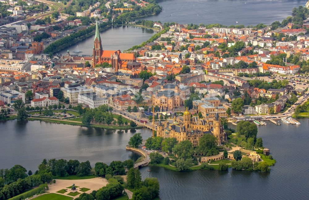 Luftbild Schwerin - Schweriner Schloß , Sitz des Landtages in der Landeshauptstadt von Mecklenburg-Vorpommern