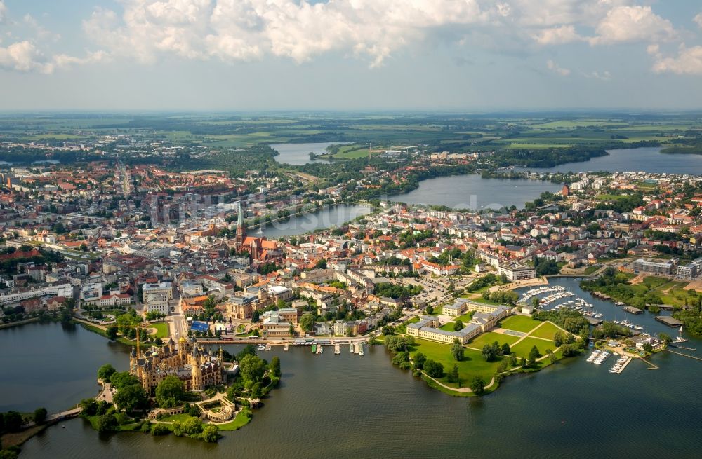 Luftaufnahme Schwerin - Schweriner Schloß , Sitz des Landtages in der Landeshauptstadt von Mecklenburg-Vorpommern