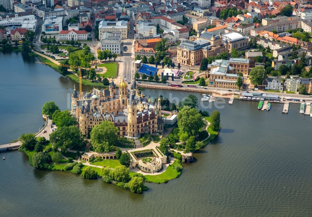 Schwerin von oben - Schweriner Schloß , Sitz des Landtages in der Landeshauptstadt von Mecklenburg-Vorpommern