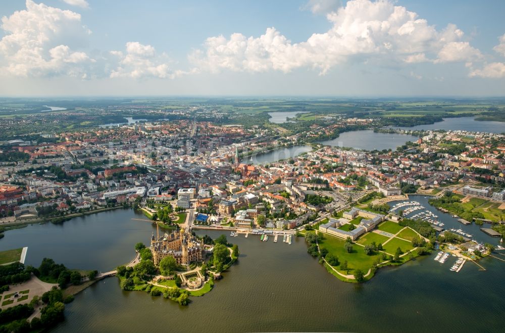 Schwerin aus der Vogelperspektive: Schweriner Schloß , Sitz des Landtages in der Landeshauptstadt von Mecklenburg-Vorpommern