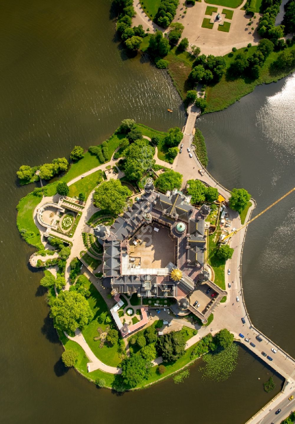 Schwerin von oben - Schweriner Schloß , Sitz des Landtages in der Landeshauptstadt von Mecklenburg-Vorpommern