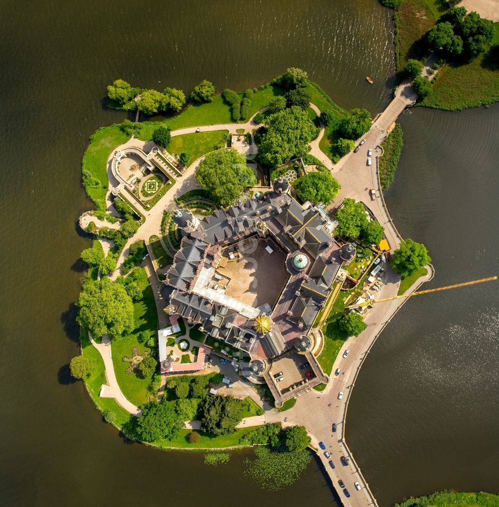 Schwerin aus der Vogelperspektive: Schweriner Schloß , Sitz des Landtages in der Landeshauptstadt von Mecklenburg-Vorpommern