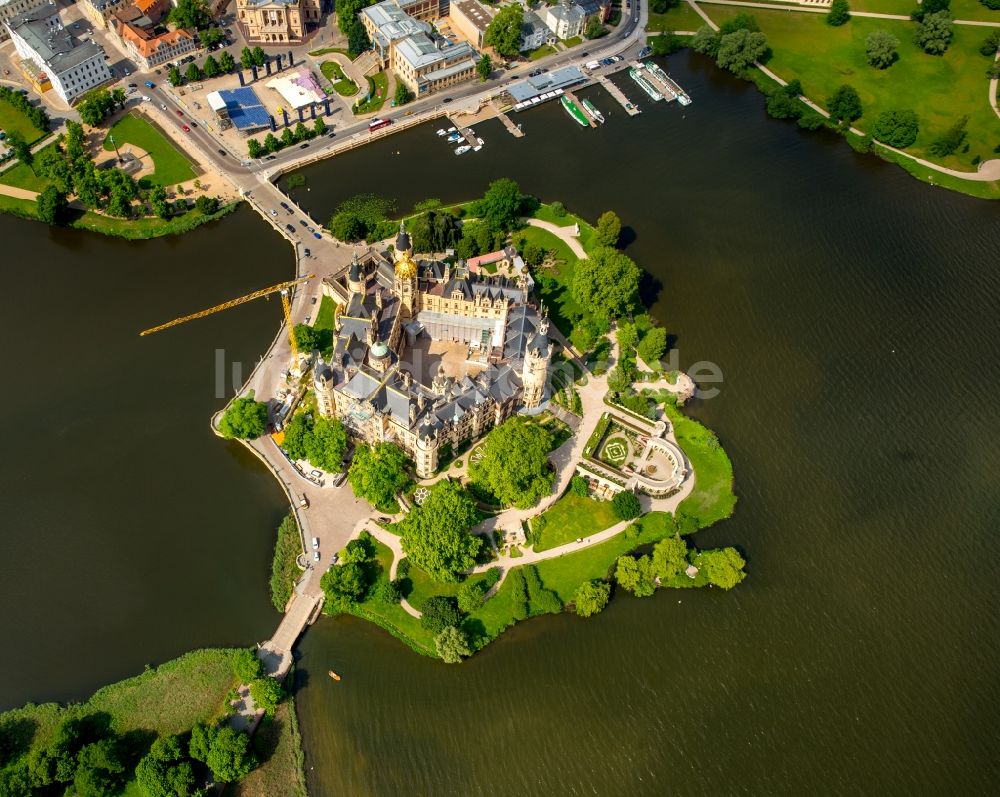 Luftaufnahme Schwerin - Schweriner Schloß , Sitz des Landtages in der Landeshauptstadt von Mecklenburg-Vorpommern