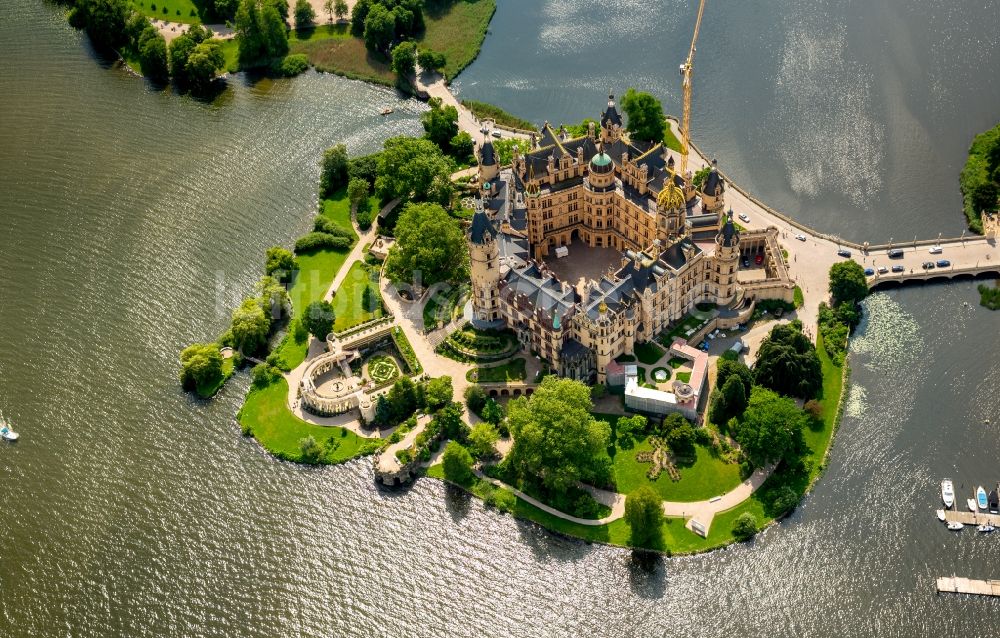 Schwerin von oben - Schweriner Schloß , Sitz des Landtages in der Landeshauptstadt von Mecklenburg-Vorpommern